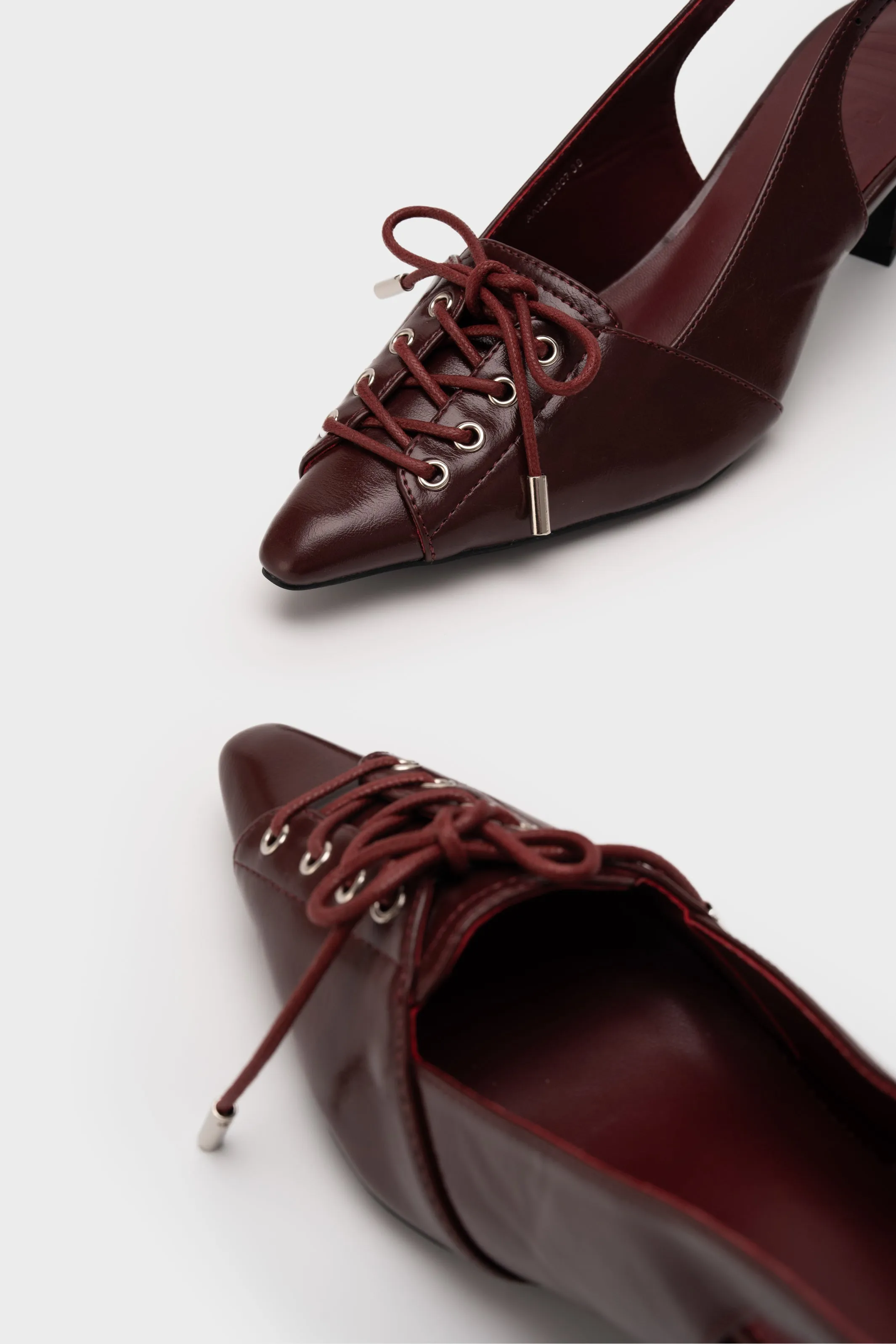 SLINGBACK HEEL PUMP WITH SHOE LACE